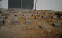 Układanie bloczków betonowych